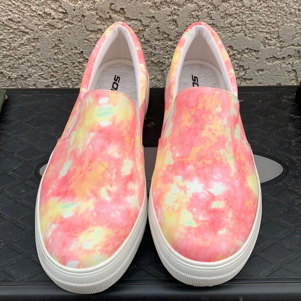 Women’s sneakers 👟 slip-on size 9